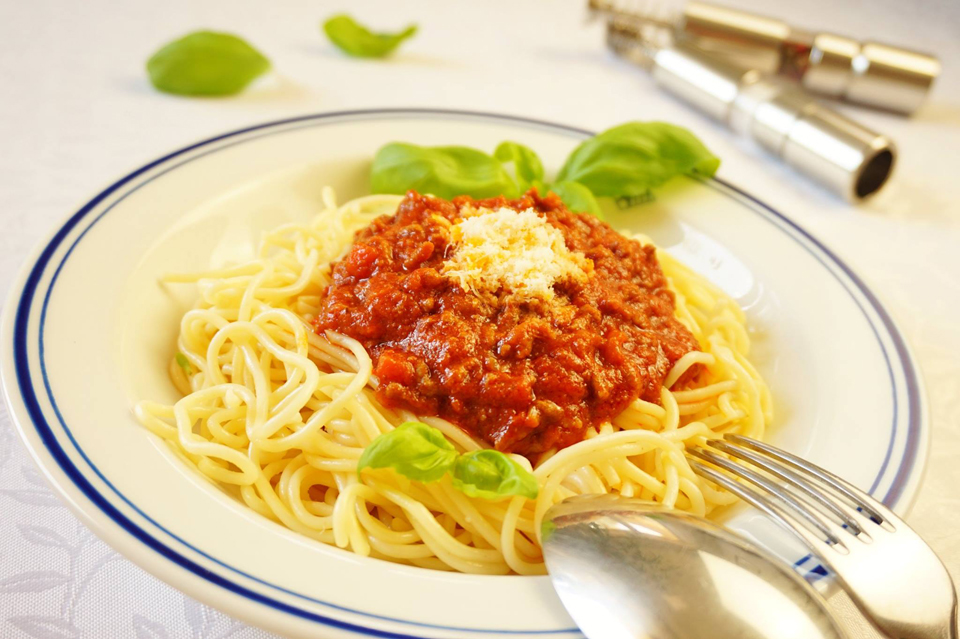 Špagety Bolognese sypané parmazánem