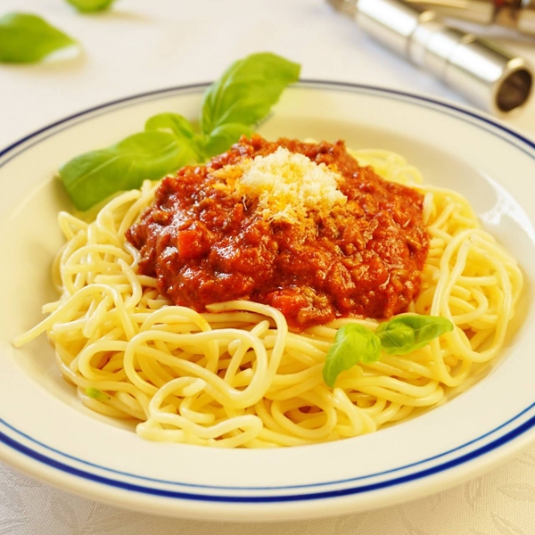 Špagety Bolognese sypané parmazánem