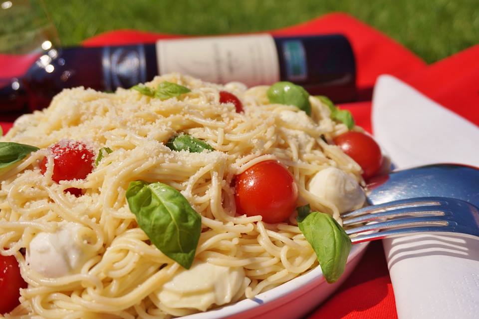 Špagety s rajčátky, bazalkou a mozzarellou