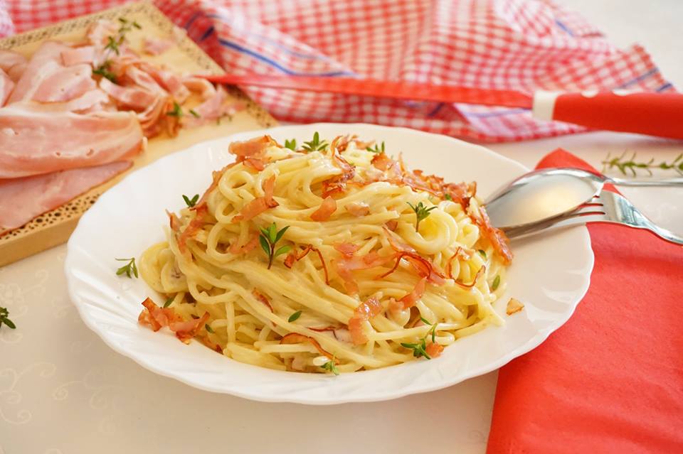 Špagety se slaninou, smetanou a modrým sýrem