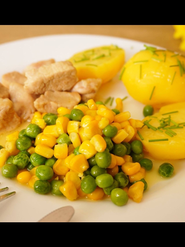Vepřové kostky, dušená zelenina na másle a brambor